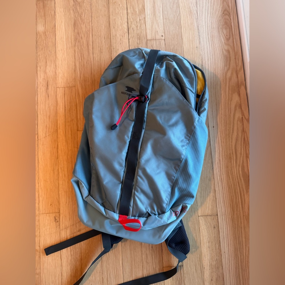 NWOT Mountainsmith Gray Blue Apex 25 L Backpack with Red Accents